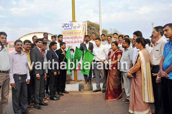 ಉಡುಪಿ: ರಸ್ತೆ ಸುರಕ್ಷಾ ಅಭಿಯಾನಕ್ಕೆ ಹೆಚ್ಚುವರಿ ಎಸ್ಪಿ ವಿಷ್ಣುವರ್ಧನ್ ಚಾಲನೆ